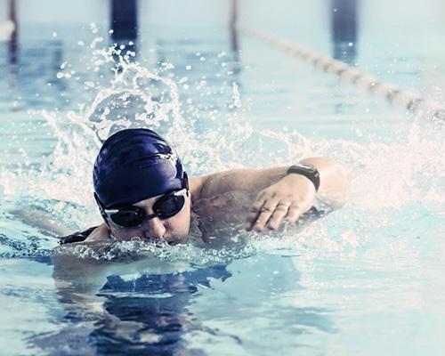 水泳などさまざまなスポーツシーンで便利やウォッチスーツのイメージ画像